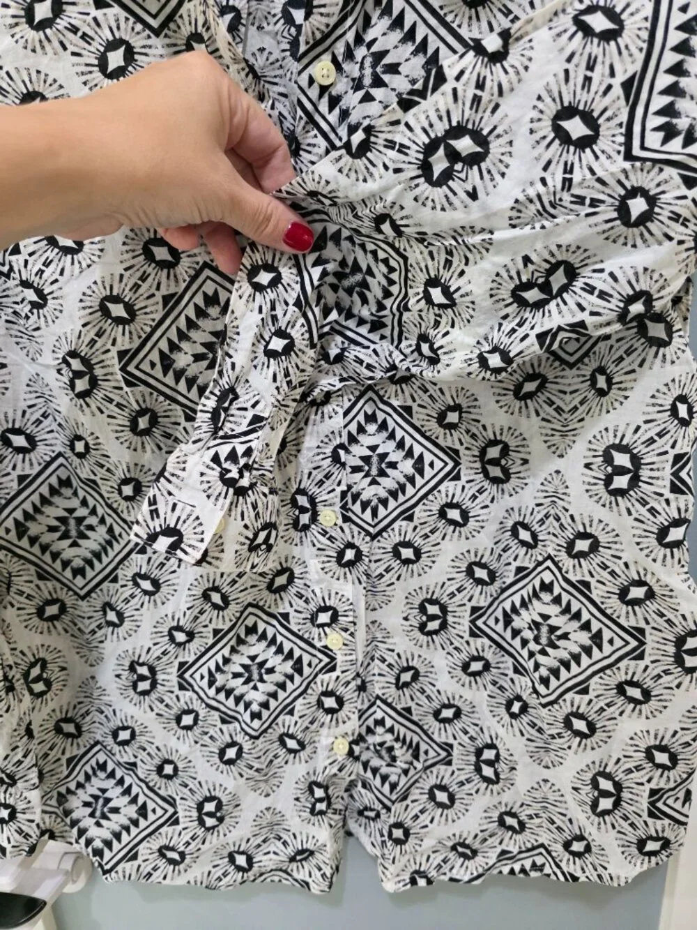 Geometric Print Blouse – Women’s‎ Medium Black White Tan Button Front - Picture 6 of 8